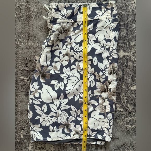 Tommy Bahama Reversible Gray and White Floral Board shorts, Sz L - Picture 4 of 6